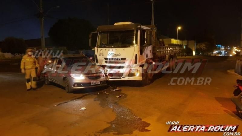Acidente de trânsito entre carro e caminhão é registrado no centro da cidade de Rolim de Moura Acidente de trânsito entre carro e caminhão é registrado no centro da cidade de Rolim de Moura