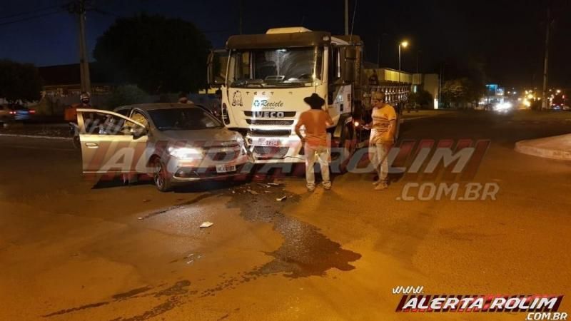 Acidente de trânsito entre carro e caminhão é registrado no centro da cidade de Rolim de Moura Acidente de trânsito entre carro e caminhão é registrado no centro da cidade de Rolim de Moura