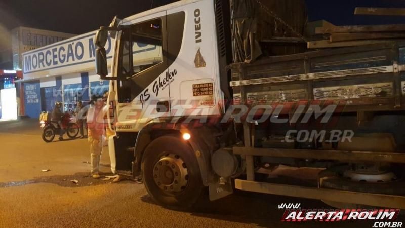 Acidente de trânsito entre carro e caminhão é registrado no centro da cidade de Rolim de Moura Acidente de trânsito entre carro e caminhão é registrado no centro da cidade de Rolim de Moura