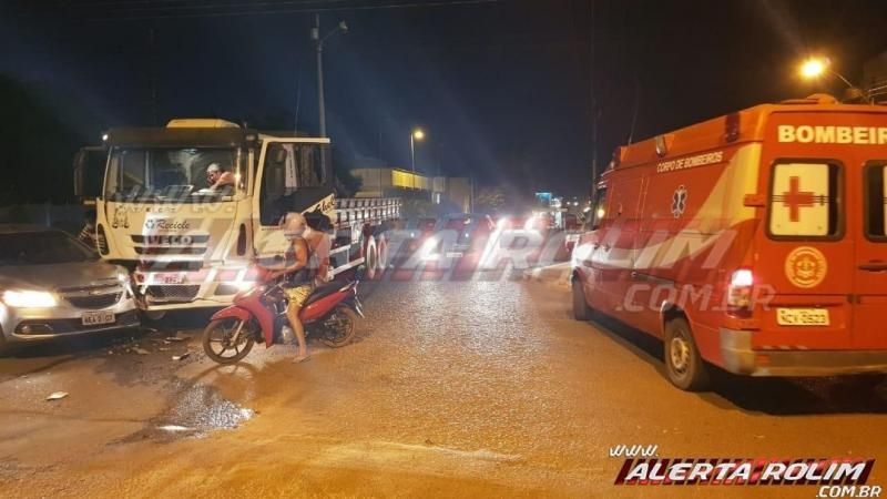 Acidente de trânsito entre carro e caminhão é registrado no centro da cidade de Rolim de Moura Acidente de trânsito entre carro e caminhão é registrado no centro da cidade de Rolim de Moura