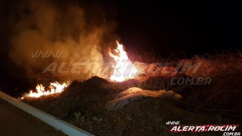 Bombeiros de Rolim de Moura atuam em 03 focos de incêndios na tarde desta segunda-feira Bombeiros de Rolim de Moura atuam em 03 focos de incêndios na tarde desta segunda-feira