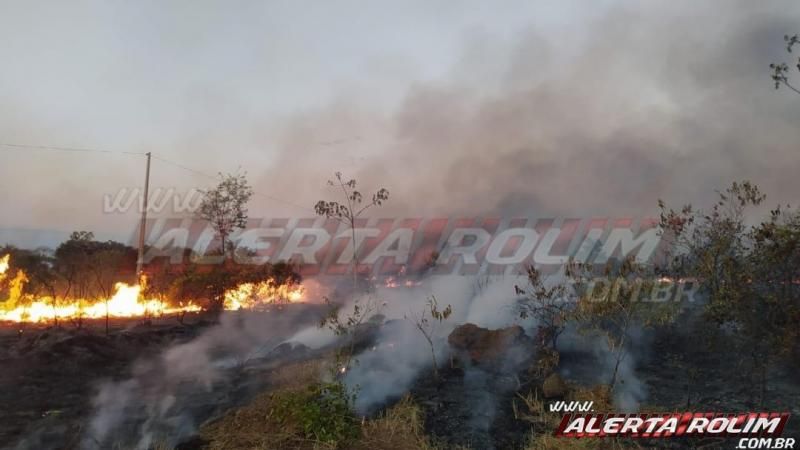 Bombeiros de Rolim de Moura atuam em 03 focos de incêndios na tarde desta segunda-feira Bombeiros de Rolim de Moura atuam em 03 focos de incêndios na tarde desta segunda-feira