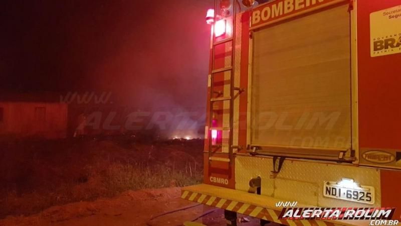 Bombeiros de Rolim de Moura atuam em 03 focos de incêndios na tarde desta segunda-feira Bombeiros de Rolim de Moura atuam em 03 focos de incêndios na tarde desta segunda-feira