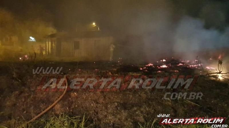Bombeiros de Rolim de Moura atuam em 03 focos de incêndios na tarde desta segunda-feira Bombeiros de Rolim de Moura atuam em 03 focos de incêndios na tarde desta segunda-feira