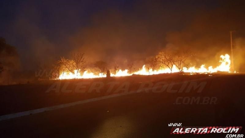 Bombeiros de Rolim de Moura atuam em 03 focos de incêndios na tarde desta segunda-feira Bombeiros de Rolim de Moura atuam em 03 focos de incêndios na tarde desta segunda-feira