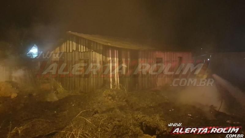 Bombeiros de Rolim de Moura atuam em 03 focos de incêndios na tarde desta segunda-feira Bombeiros de Rolim de Moura atuam em 03 focos de incêndios na tarde desta segunda-feira
