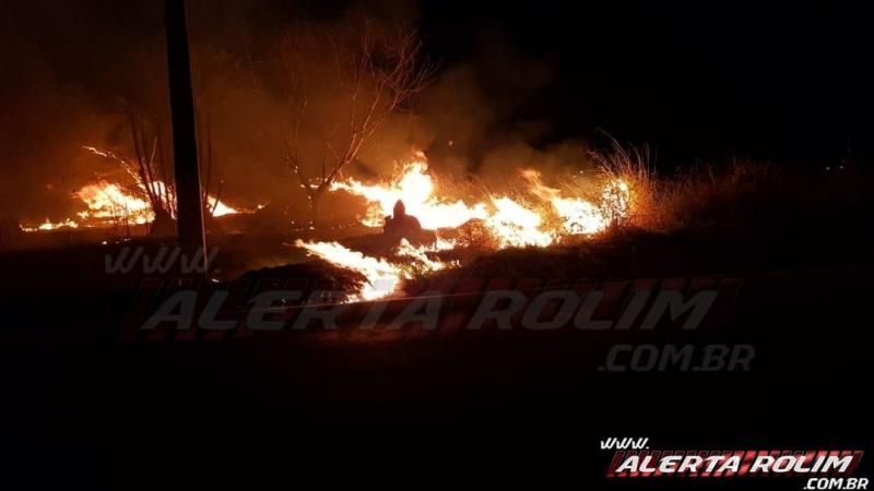 Bombeiros de Rolim de Moura atuam em 03 focos de incêndios na tarde desta segunda-feira Bombeiros de Rolim de Moura atuam em 03 focos de incêndios na tarde desta segunda-feira