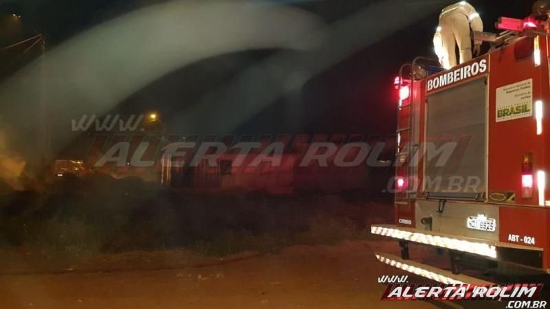 Bombeiros de Rolim de Moura atuam em 03 focos de incêndios na tarde desta segunda-feira Bombeiros de Rolim de Moura atuam em 03 focos de incêndios na tarde desta segunda-feira