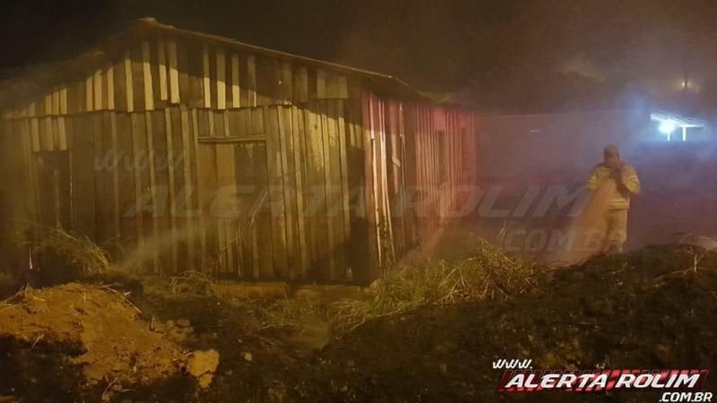 Bombeiros de Rolim de Moura atuam em 03 focos de incêndios na tarde desta segunda-feira Bombeiros de Rolim de Moura atuam em 03 focos de incêndios na tarde desta segunda-feira