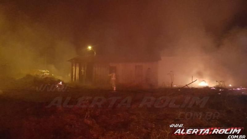 Bombeiros de Rolim de Moura atuam em 03 focos de incêndios na tarde desta segunda-feira Bombeiros de Rolim de Moura atuam em 03 focos de incêndios na tarde desta segunda-feira