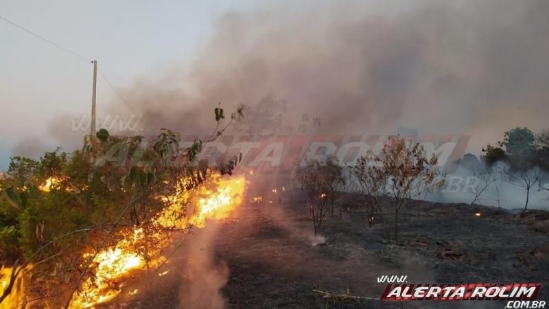 Bombeiros de Rolim de Moura atuam em 03 focos de incêndios na tarde desta segunda-feira Bombeiros de Rolim de Moura atuam em 03 focos de incêndios na tarde desta segunda-feira