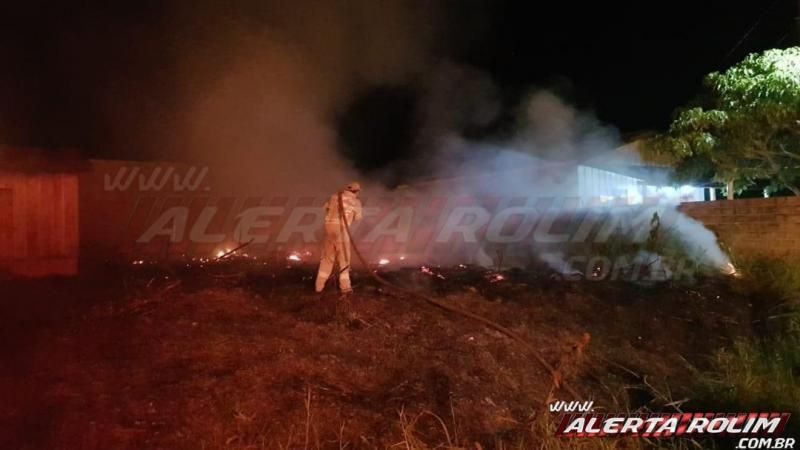 Bombeiros de Rolim de Moura atuam em 03 focos de incêndios na tarde desta segunda-feira Bombeiros de Rolim de Moura atuam em 03 focos de incêndios na tarde desta segunda-feira