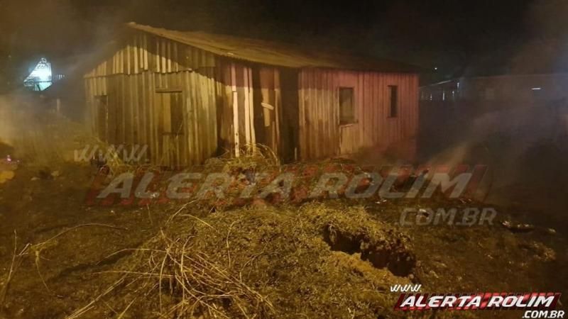 Bombeiros de Rolim de Moura atuam em 03 focos de incêndios na tarde desta segunda-feira Bombeiros de Rolim de Moura atuam em 03 focos de incêndios na tarde desta segunda-feira