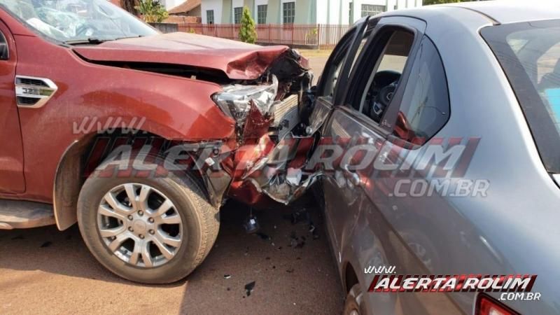 Colisão entre dois carros foi registrada nesta manhã de sexta-feira, em Rolim de Moura - Video Colisão entre dois carros foi registrada nesta manhã de sexta-feira, em Rolim de Moura - Video