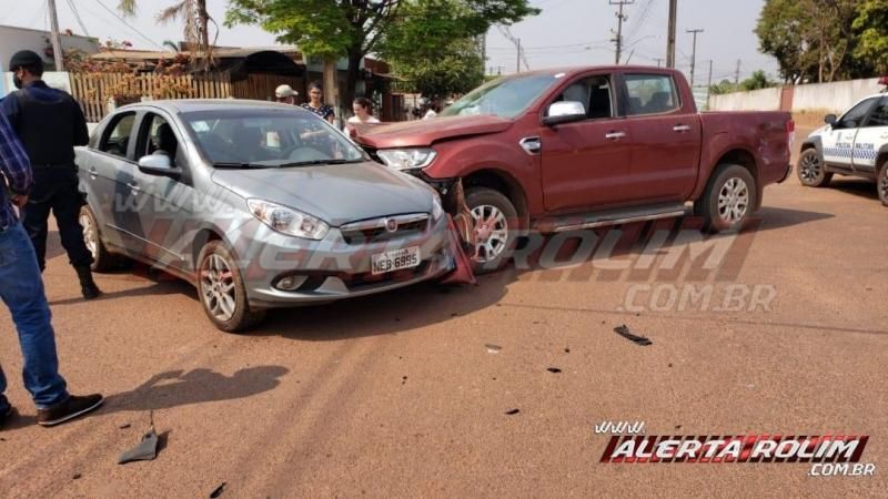 Colisão entre dois carros foi registrada nesta manhã de sexta-feira, em Rolim de Moura - Video Colisão entre dois carros foi registrada nesta manhã de sexta-feira, em Rolim de Moura - Video