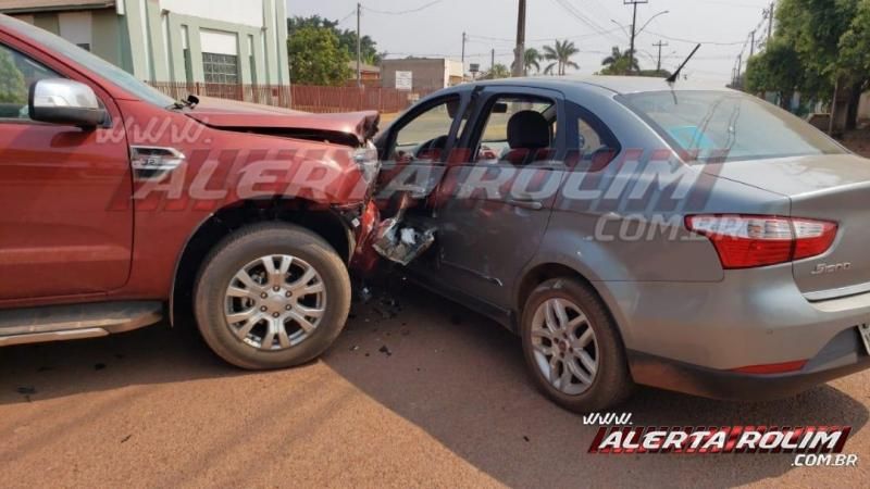 Colisão entre dois carros foi registrada nesta manhã de sexta-feira, em Rolim de Moura - Video Colisão entre dois carros foi registrada nesta manhã de sexta-feira, em Rolim de Moura - Video