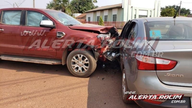 Colisão entre dois carros foi registrada nesta manhã de sexta-feira, em Rolim de Moura - Video Colisão entre dois carros foi registrada nesta manhã de sexta-feira, em Rolim de Moura - Video