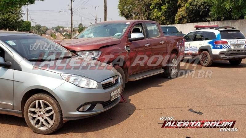 Colisão entre dois carros foi registrada nesta manhã de sexta-feira, em Rolim de Moura - Video Colisão entre dois carros foi registrada nesta manhã de sexta-feira, em Rolim de Moura - Video
