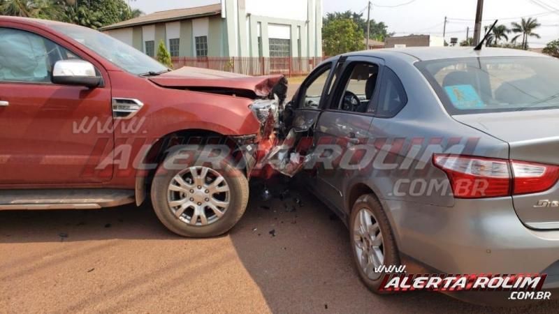 Colisão entre dois carros foi registrada nesta manhã de sexta-feira, em Rolim de Moura - Video Colisão entre dois carros foi registrada nesta manhã de sexta-feira, em Rolim de Moura - Video