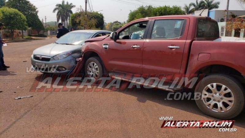 Colisão entre dois carros foi registrada nesta manhã de sexta-feira, em Rolim de Moura - Video Colisão entre dois carros foi registrada nesta manhã de sexta-feira, em Rolim de Moura - Video