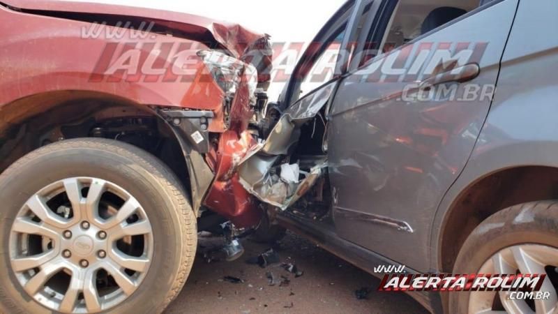 Colisão entre dois carros foi registrada nesta manhã de sexta-feira, em Rolim de Moura - Video Colisão entre dois carros foi registrada nesta manhã de sexta-feira, em Rolim de Moura - Video