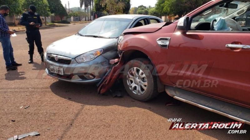 Colisão entre dois carros foi registrada nesta manhã de sexta-feira, em Rolim de Moura - Video Colisão entre dois carros foi registrada nesta manhã de sexta-feira, em Rolim de Moura - Video