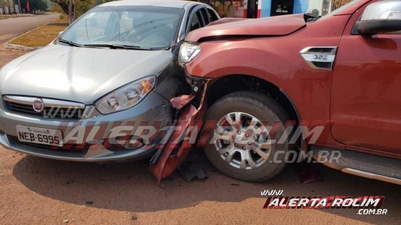 Colisão entre dois carros foi registrada nesta manhã de sexta-feira, em Rolim de Moura - Video Colisão entre dois carros foi registrada nesta manhã de sexta-feira, em Rolim de Moura - Video
