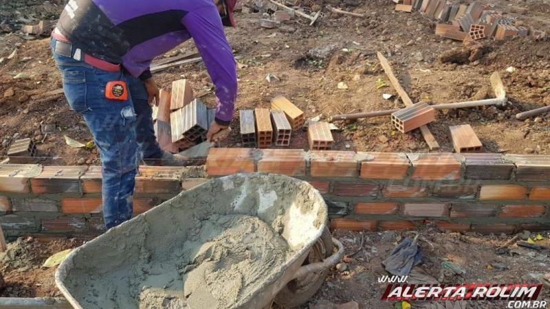 Família pede ajuda para reconstruir casa destruída pelo fogo no bairro centenário em Rolim de Moura Família pede ajuda para reconstruir casa destruída pelo fogo no bairro centenário em Rolim de Moura