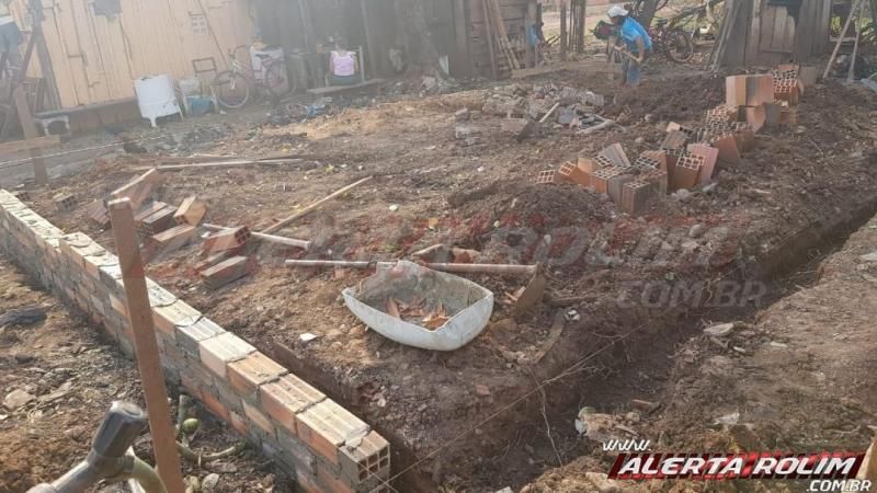 Família pede ajuda para reconstruir casa destruída pelo fogo no bairro centenário em Rolim de Moura Família pede ajuda para reconstruir casa destruída pelo fogo no bairro centenário em Rolim de Moura