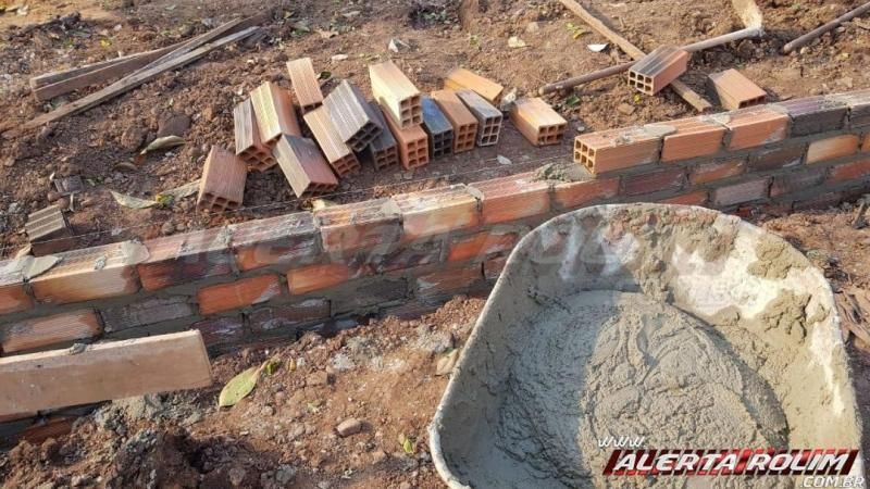 Família pede ajuda para reconstruir casa destruída pelo fogo no bairro centenário em Rolim de Moura Família pede ajuda para reconstruir casa destruída pelo fogo no bairro centenário em Rolim de Moura
