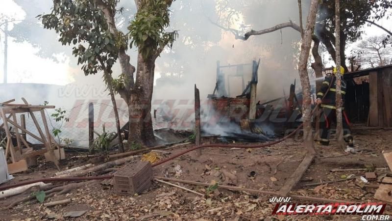 Família pede ajuda para reconstruir casa destruída pelo fogo no bairro centenário em Rolim de Moura Família pede ajuda para reconstruir casa destruída pelo fogo no bairro centenário em Rolim de Moura