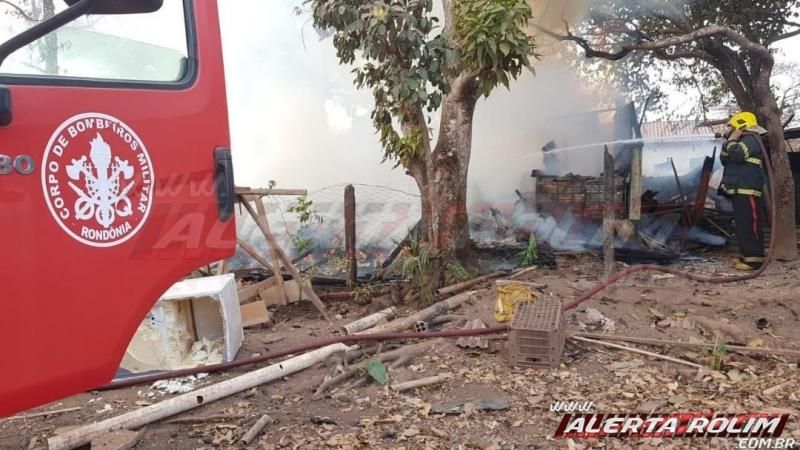 Família pede ajuda para reconstruir casa destruída pelo fogo no bairro centenário em Rolim de Moura Família pede ajuda para reconstruir casa destruída pelo fogo no bairro centenário em Rolim de Moura
