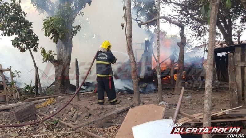 Família pede ajuda para reconstruir casa destruída pelo fogo no bairro centenário em Rolim de Moura Família pede ajuda para reconstruir casa destruída pelo fogo no bairro centenário em Rolim de Moura