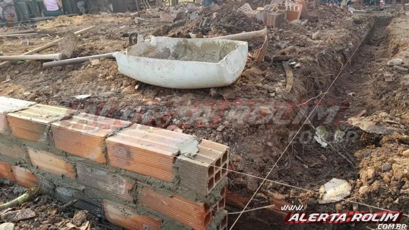 Família pede ajuda para reconstruir casa destruída pelo fogo no bairro centenário em Rolim de Moura Família pede ajuda para reconstruir casa destruída pelo fogo no bairro centenário em Rolim de Moura