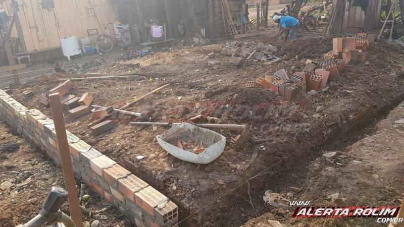 Família pede ajuda para reconstruir casa destruída pelo fogo no bairro centenário em Rolim de Moura Família pede ajuda para reconstruir casa destruída pelo fogo no bairro centenário em Rolim de Moura