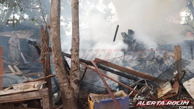 Família pede ajuda para reconstruir casa destruída pelo fogo no bairro centenário em Rolim de Moura Família pede ajuda para reconstruir casa destruída pelo fogo no bairro centenário em Rolim de Moura