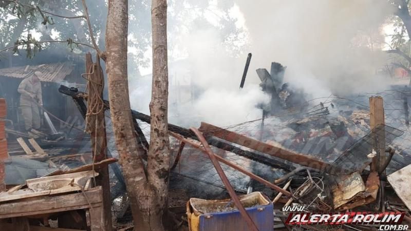 Família pede ajuda para reconstruir casa destruída pelo fogo no bairro centenário em Rolim de Moura Família pede ajuda para reconstruir casa destruída pelo fogo no bairro centenário em Rolim de Moura