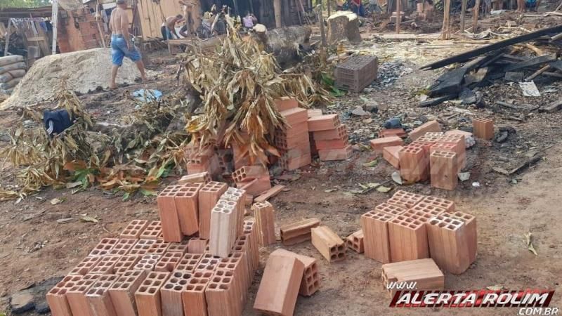Família pede ajuda para reconstruir casa destruída pelo fogo no bairro centenário em Rolim de Moura Família pede ajuda para reconstruir casa destruída pelo fogo no bairro centenário em Rolim de Moura