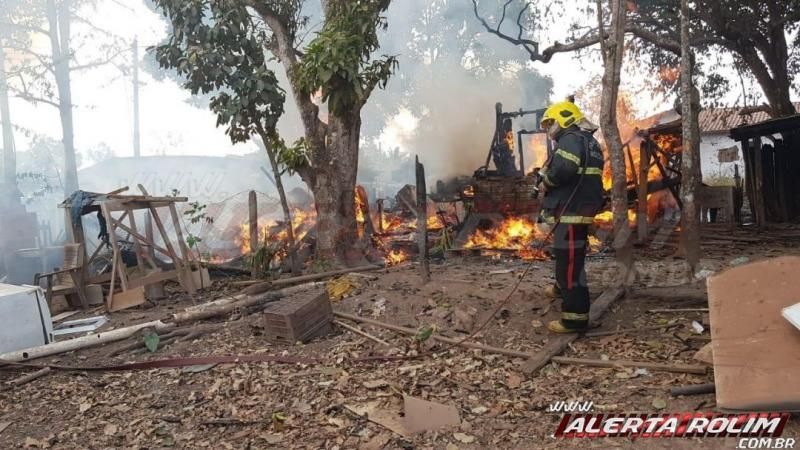 Família pede ajuda para reconstruir casa destruída pelo fogo no bairro centenário em Rolim de Moura Família pede ajuda para reconstruir casa destruída pelo fogo no bairro centenário em Rolim de Moura
