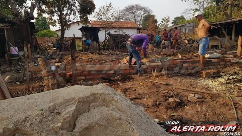Família pede ajuda para reconstruir casa destruída pelo fogo no bairro centenário em Rolim de Moura Família pede ajuda para reconstruir casa destruída pelo fogo no bairro centenário em Rolim de Moura
