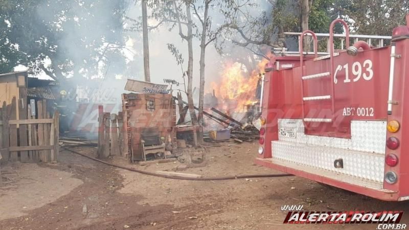 Família pede ajuda para reconstruir casa destruída pelo fogo no bairro centenário em Rolim de Moura Família pede ajuda para reconstruir casa destruída pelo fogo no bairro centenário em Rolim de Moura