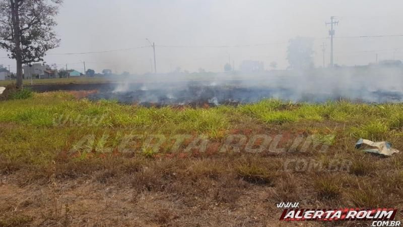 Homem é autuado pela PM após atear fogo em terreno e incêndio se propagar no loteamento Buritis, em Rolim de Moura Homem é autuado pela PM após atear fogo em terreno e incêndio se propagar no loteamento Buritis, em Rolim de Moura