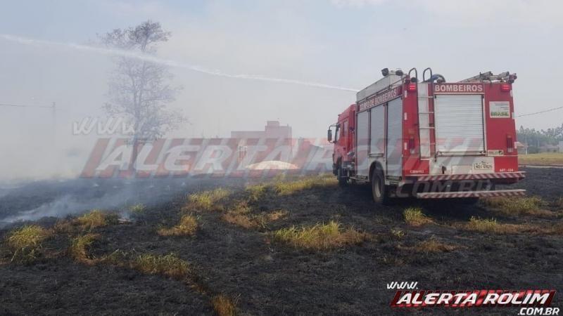 Homem é autuado pela PM após atear fogo em terreno e incêndio se propagar no loteamento Buritis, em Rolim de Moura Homem é autuado pela PM após atear fogo em terreno e incêndio se propagar no loteamento Buritis, em Rolim de Moura