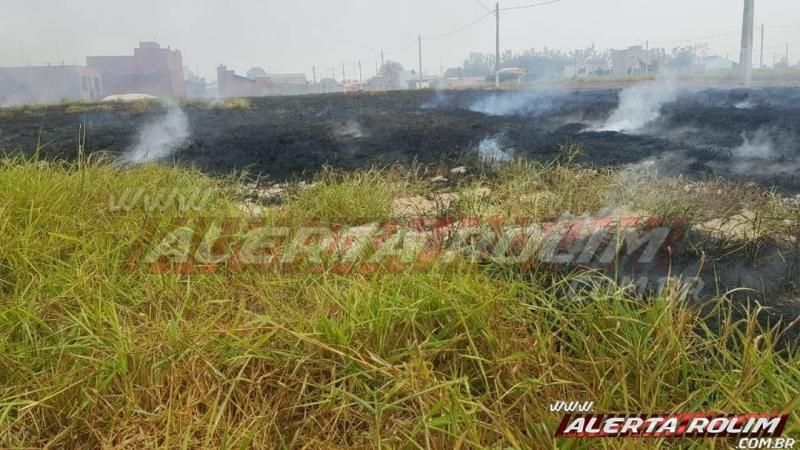 Homem é autuado pela PM após atear fogo em terreno e incêndio se propagar no loteamento Buritis, em Rolim de Moura Homem é autuado pela PM após atear fogo em terreno e incêndio se propagar no loteamento Buritis, em Rolim de Moura