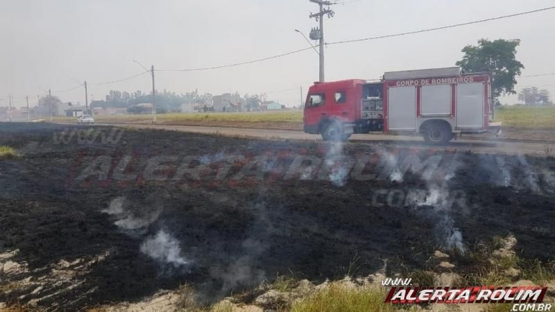 Homem é autuado pela PM após atear fogo em terreno e incêndio se propagar no loteamento Buritis, em Rolim de Moura Homem é autuado pela PM após atear fogo em terreno e incêndio se propagar no loteamento Buritis, em Rolim de Moura