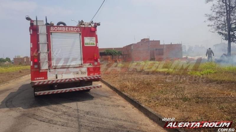 Homem é autuado pela PM após atear fogo em terreno e incêndio se propagar no loteamento Buritis, em Rolim de Moura Homem é autuado pela PM após atear fogo em terreno e incêndio se propagar no loteamento Buritis, em Rolim de Moura