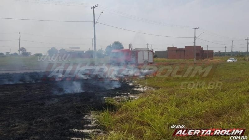 Homem é autuado pela PM após atear fogo em terreno e incêndio se propagar no loteamento Buritis, em Rolim de Moura Homem é autuado pela PM após atear fogo em terreno e incêndio se propagar no loteamento Buritis, em Rolim de Moura