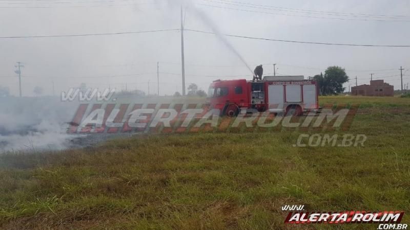 Homem é autuado pela PM após atear fogo em terreno e incêndio se propagar no loteamento Buritis, em Rolim de Moura Homem é autuado pela PM após atear fogo em terreno e incêndio se propagar no loteamento Buritis, em Rolim de Moura