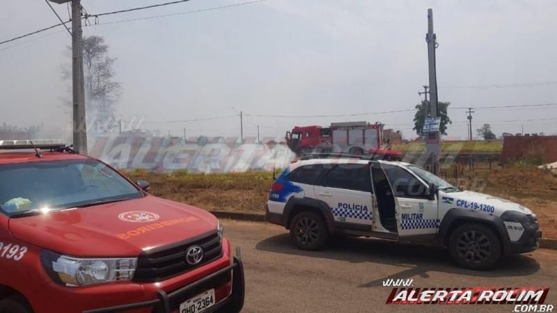 Homem é autuado pela PM após atear fogo em terreno e incêndio se propagar no loteamento Buritis, em Rolim de Moura Homem é autuado pela PM após atear fogo em terreno e incêndio se propagar no loteamento Buritis, em Rolim de Moura