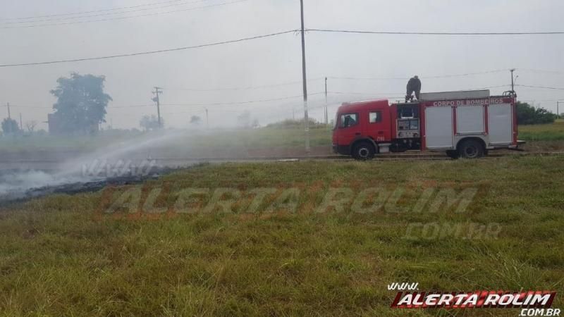 Homem é autuado pela PM após atear fogo em terreno e incêndio se propagar no loteamento Buritis, em Rolim de Moura Homem é autuado pela PM após atear fogo em terreno e incêndio se propagar no loteamento Buritis, em Rolim de Moura
